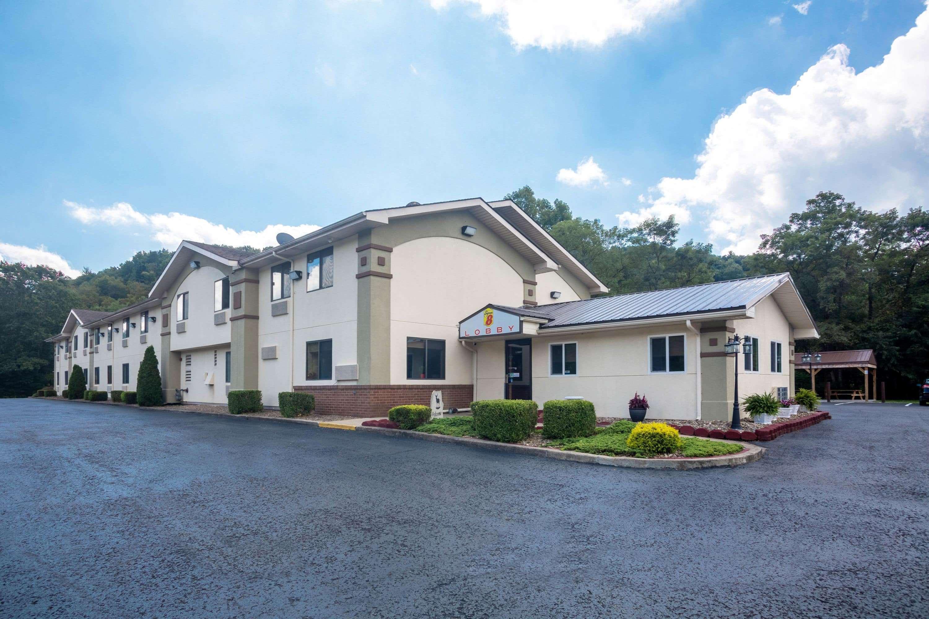 Super 8 By Wyndham Elkins Hotel Exterior photo